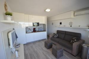 STUDIO VUE PORT ET MER