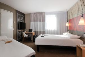 Hotels ibis Lyon Caluire Cite Internationale : Chambre Standard avec 1 Lit Double et 1 Lit Simple - Non remboursable