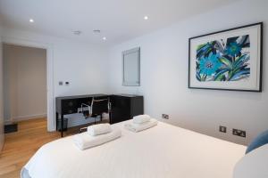 Trendy Queens Park Home close to Hampstead by UndertheDoormat