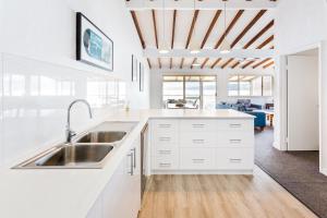 Canal Rocks Beachfront Apartments