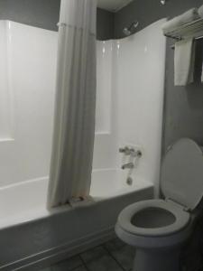 King Room - Mobility Access/Non-Smoking room in Travelodge by Wyndham Walterboro