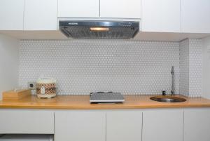 Best Studio Room with Wall Bed Tifolia Apartment By Travelio