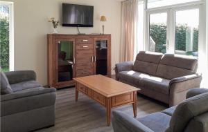 Cozy Home In Vlagtwedde With Lake View