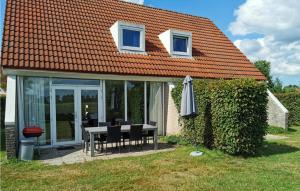 Cozy Home In Vlagtwedde With Lake View