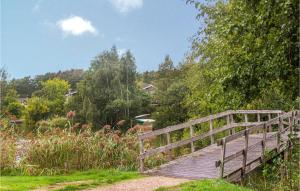 Cozy Home In Vlagtwedde With Lake View