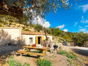Villa Mancor Pool & Mountain Views