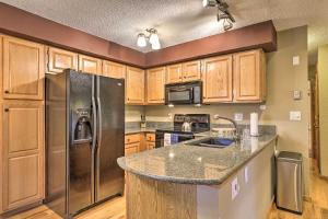 Cozy Condo on Vasquez Creek with Free Shuttle Access