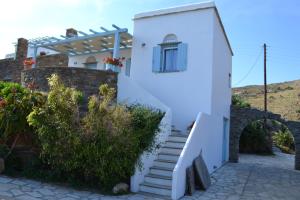 Villa Ioanna - Vacation Houses for rent close to the beach Tinos Greece