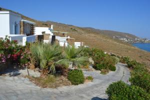 Villa Ioanna - Vacation Houses for rent close to the beach Tinos Greece