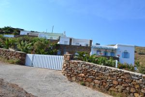 Villa Ioanna - Vacation Houses for rent close to the beach Tinos Greece