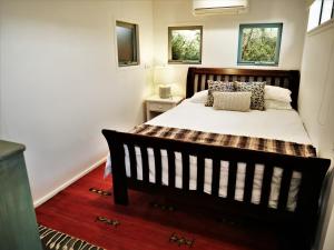 Orchard Cottage - modern Australian Sunshine Coast holiday cottage on organic farm nr beach