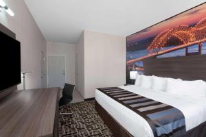 Superior King Room - Mobility Access/Non-Smoking room in Wingate by Wyndham Horn Lake Southaven