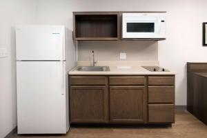 Queen Room  with Roll-In Shower - Disability Access/Non-Smoking room in Woodspring Suites Orlando International Drive