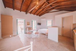George SeaFront Suites Lakonia Greece