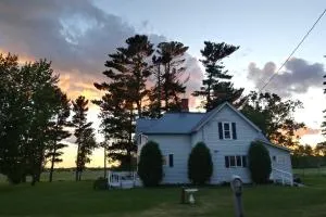 Quiet Farmhouse Retreat with Fire Pit - Pets Welcome - North Branch