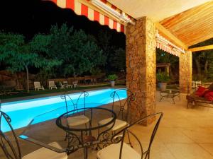 Villas Villa de charme avec piscine chauffee, Jacuzzi et Sauna : photos des chambres