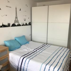 APARTAMENTO ESTUDIO LOFT en el Centro para 3 o 4 Personas Cama doble y sofá cama Check in a partir de las 15 y 30 min pm y check out hasta las 11 y 30 pm con wifi Normalmente No se puede adelantar el check in