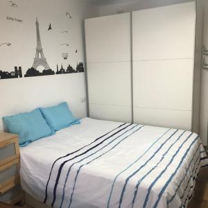 APARTAMENTO ESTUDIO LOFT en el Centro para 3 o 4 Personas Cama doble y sofá cama Check in a partir de las 15 y 30 min pm , check out hasta las 12 h con wifi Piscina impresionante con tumbonas y bar abierto de 12 a 20 pm Parking gratuito muy cercano