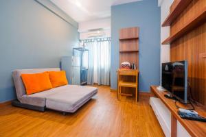 Modern Furnished @ 1BR Margonda Residence 1 Apartment By Travelio