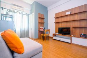 Modern Furnished @ 1BR Margonda Residence 1 Apartment By Travelio