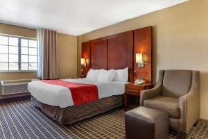 Superior King Suite with Sofabed- Non-Smoking room in Comfort Suites Delavan - Lake Geneva Area