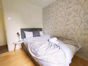 Oldbrook BUDGET FRIENDLY 3 Bedroom House Sleeps 6 FREE PARKING and NETFLIX - Loughton