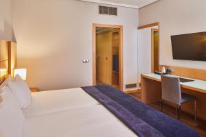 Comfort Double Room with Extra Bed (2 Adults + 1 Child) room in Silken Ciudad de Vitoria