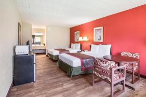 Double Room with Two Double Beds - Non-Smoking room in Red Carpet Inn & Suites