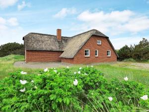 obrázek - 10 person holiday home in Bl vand