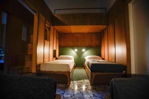 Posto Letto in Dormitorio Misto con 7 Letti