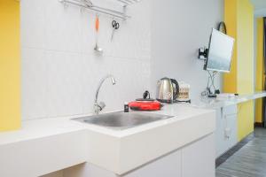 Studio Apartment at Tree Park Apartment By Travelio