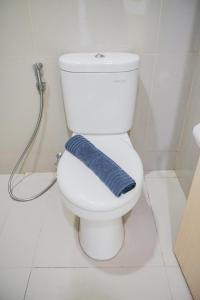 Studio Apartment at Tree Park Apartment By Travelio