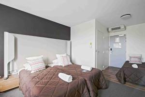 Hotels Campanile Roissy - Aeroport CDG - Le Mesnil Amelot : Chambre Triple Supérieure avec 3 Lits Simples 