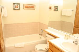 Pinecreek #I - 4 BR - Private Hot Tub - Close to Town - Shuttle to Slopes