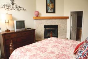 Pinecreek #I - 4 BR - Private Hot Tub - Close to Town - Shuttle to Slopes