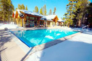 Pinecreek #F - 3 BR - Close to Town - Shuttle to Slopes - Pool and Hot Tub Access
