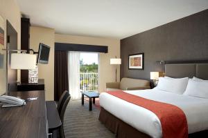 Deluxe Room room in Holiday Inn Express Naples Downtown 5th Avenue an IHG Hotel