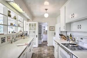 Gas Fire Pit, Views & Beach Access: Waterfront