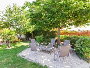 Maisons de vacances Alluring holiday home in Renaison with roofed terrace : photos des chambres