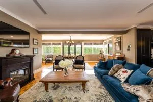 Hedge House - luxury, space, style, great location - Gatton