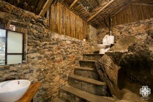 Phòng Deluxe giường đôi có ban công (Deluxe Double Room with Balcony)