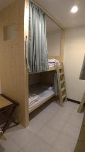 Giường Tầng Trong Phòng Tập Thể Nữ – 4 Giường (Bunk Bed in Female Dormitory Room - 4 Beds)