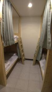 Giường Tầng Trong Phòng Tập Thể Nữ – 4 Giường (Bunk Bed in Female Dormitory Room - 4 Beds)