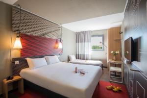 Hotels ibis Manosque Cadarache : Chambre Standard avec 1 Lit Double et 1 Lit Simple