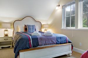 3 Bed 3 Bath Vacation home in Eastsound