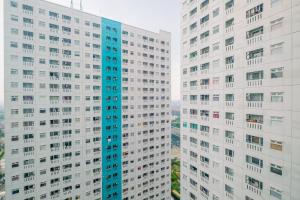 Cozy Studio with Direct Access to Mall at Green Pramuka Apartment By Travelio