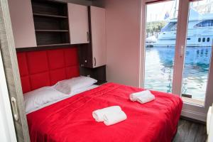 Floating House Sea Queen 