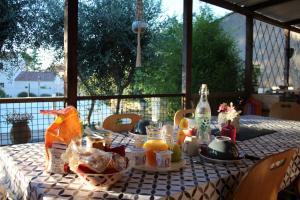 Sejours chez l'habitant Philippe & Marie, A louer Petite Chambre chez l'habitant avec terrasse dans Villa, au pied du Luberon : photos des chambres