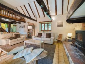 Maisons de vacances Cozy Mansion in Brandonnet with Swimming Pool : photos des chambres