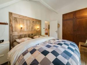 Maisons de vacances Lavish mansion with heated swimming pool : photos des chambres
